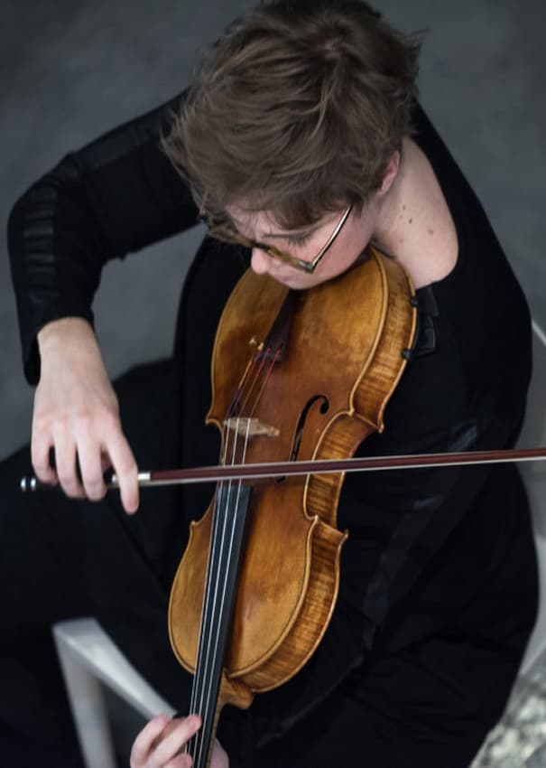 Portrait de l'altiste Lisa Cardonnet